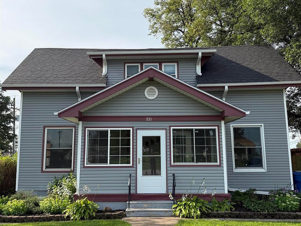 1st image of 221 Edwin St