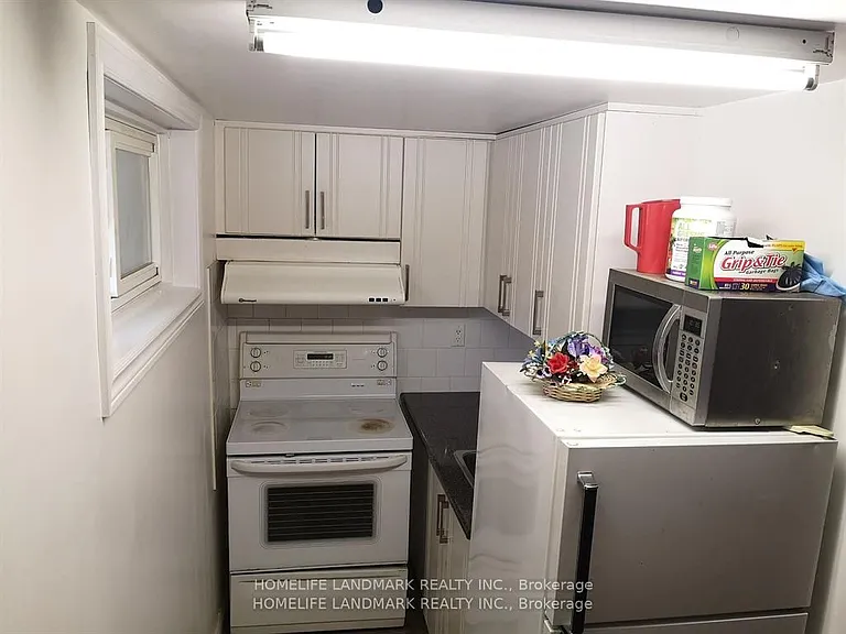 22 Glendinning Ave #LOWER — Photo 5
