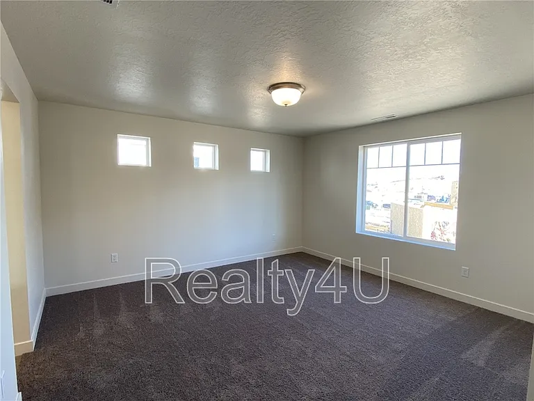 138 E Crown Point Dr — Photo 8