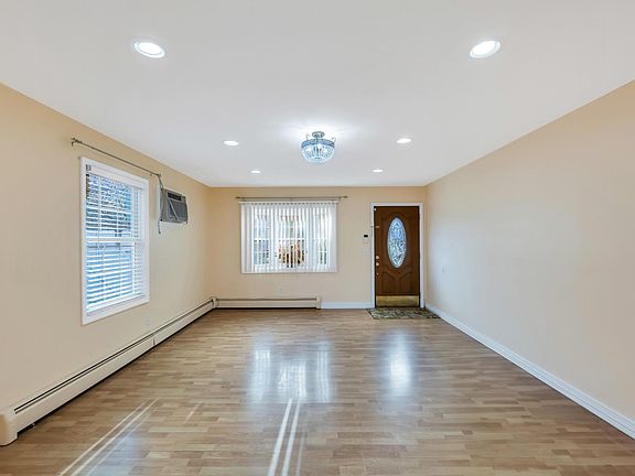 5th image of 45 Erna Dr