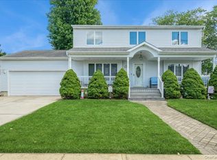 7 Beechwood Pl, Massapequa Park, NY 11762