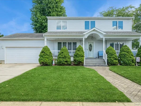 7 Beechwood Place, Massapequa Park, NY 11762
