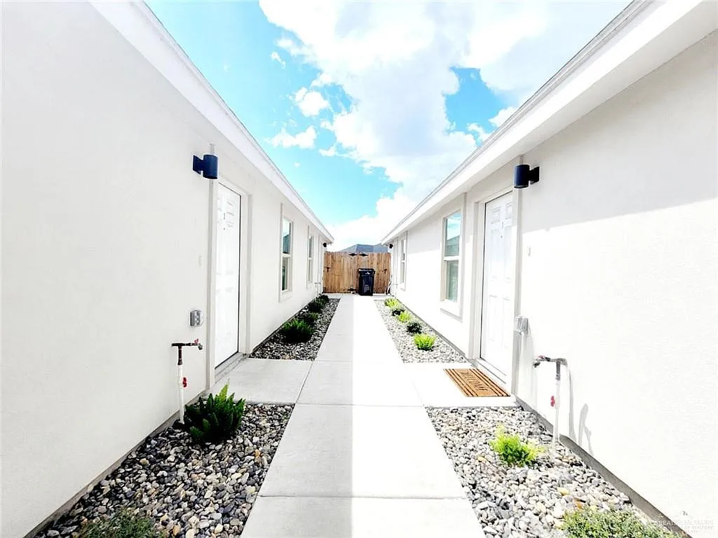 Building Photo - 1424 Alta Vista Dr #2