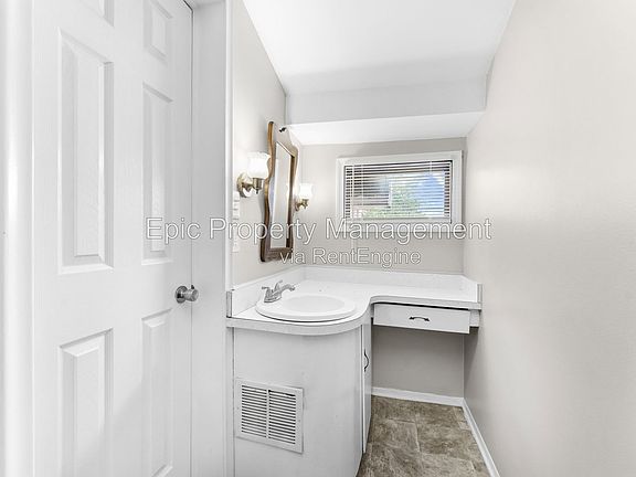 5th image of 812 Riverbank St