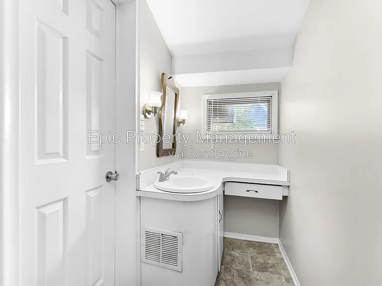 812 Riverbank St — Photo 5