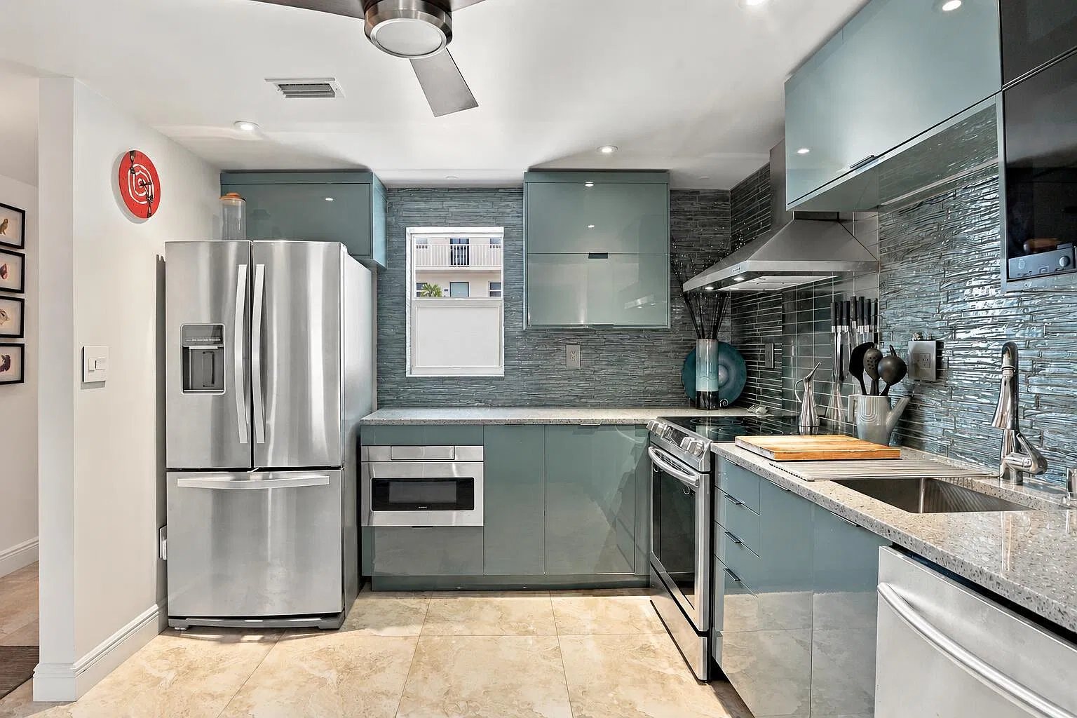 2 bed, 2.0 bath, 1180 sqft, $4,000 — Photo 2