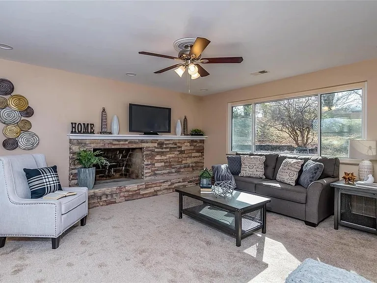 934 Briarwood Ln — Photo 9
