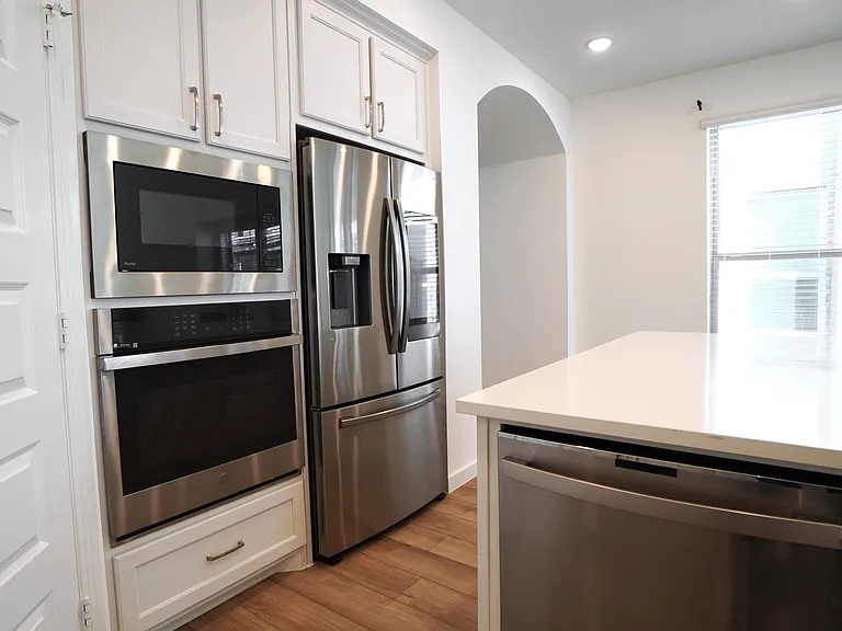 2420 Green River Rd — Photo 6