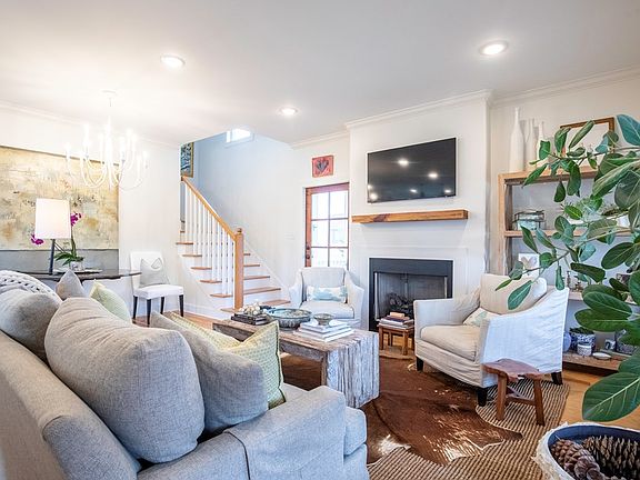 4th image of 808 Arabella St