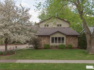 3925 Tam O Shanter Dr, Bettendorf, IA 52722