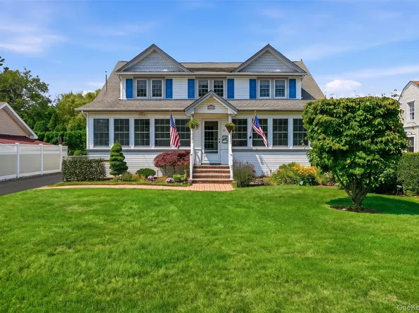 11 Hampton Street, Sayville, NY 11782