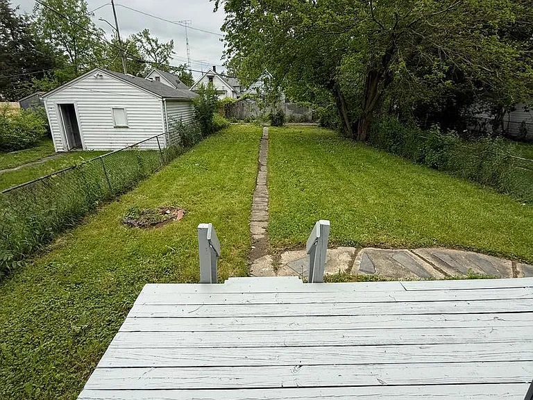 424 E Lake St — Photo 2