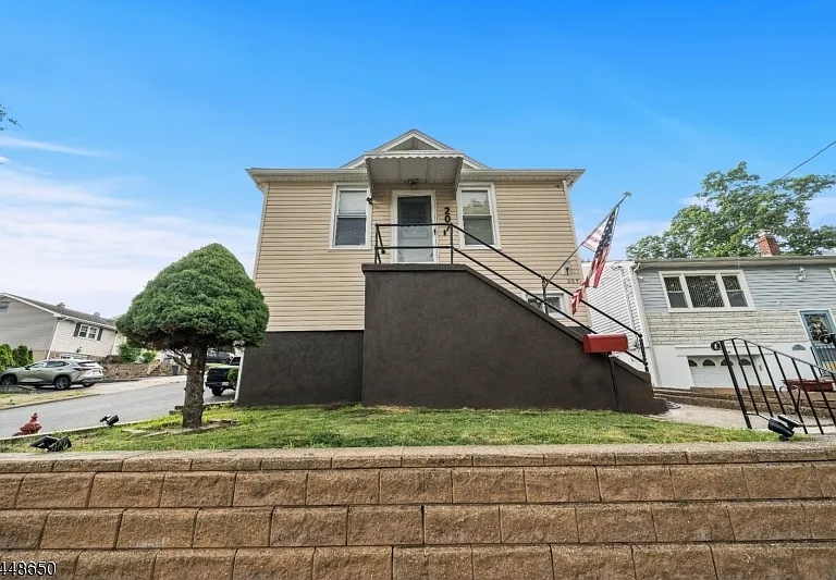 207 Van Winkle Ave — Photo 1