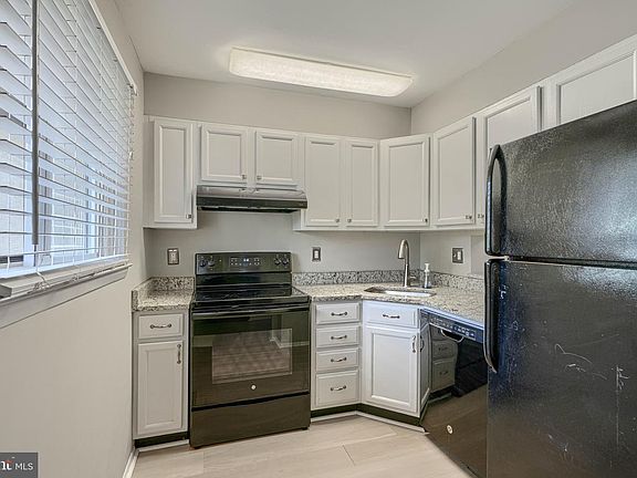 5th image of 127 Bourbon Ct
