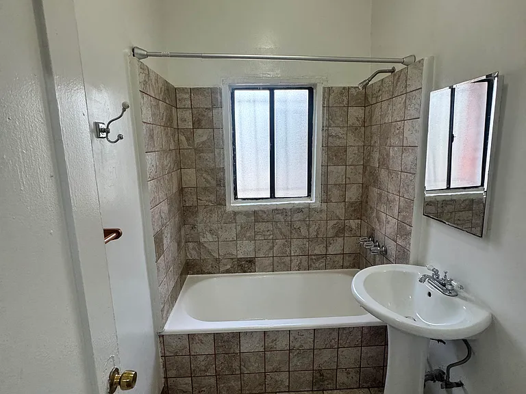 DE MILLE MANOR — Photo 14