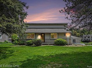 899 Rachelle St, White Lake, MI 48386