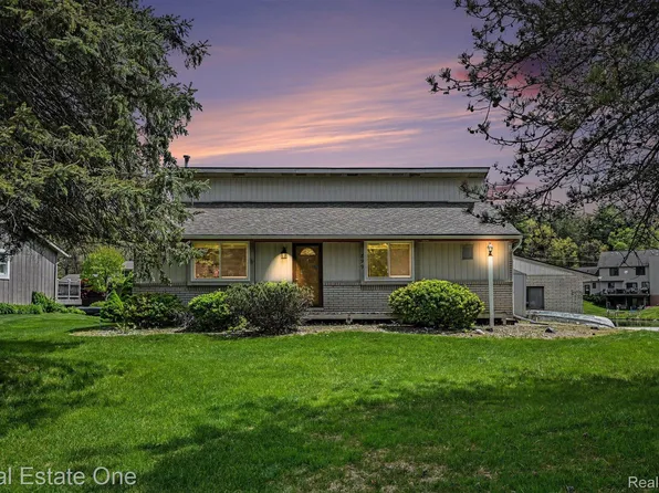 899 Rachelle St, White Lake, MI 48386