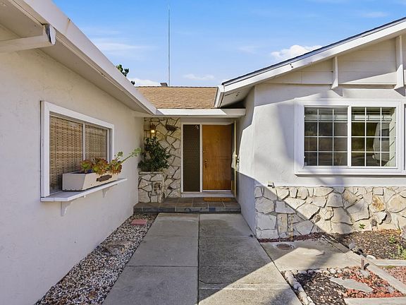 4th image of 1475 Cliff Dr