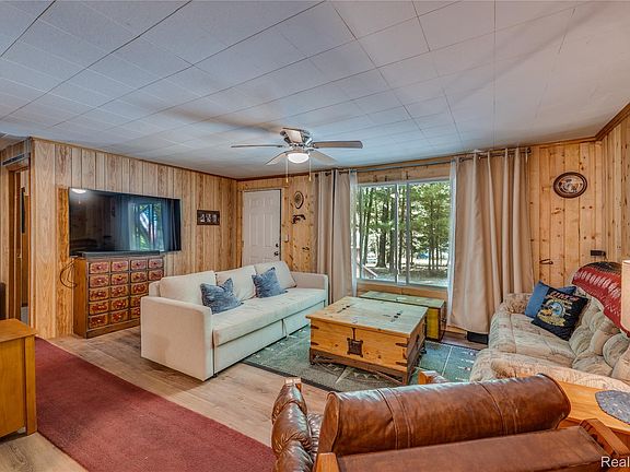 5th image of 371 Dyer Rd