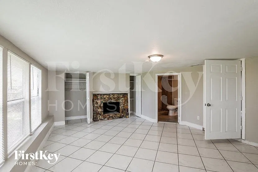 4 bed, 2.0 bath, 1255 sqft, $3,180 — Photo 2