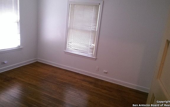 5th image of 2423 W Woodlawn Ave