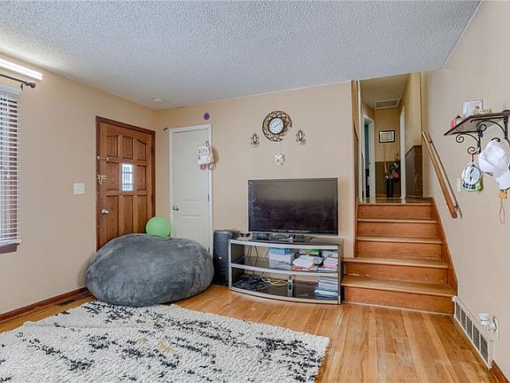 3rd image of 805 W 39th St N