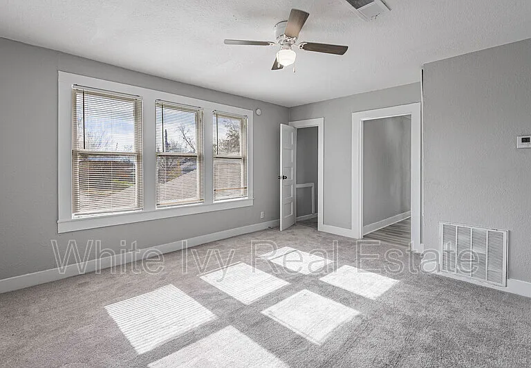 200 W Caroline St #B — Photo 11