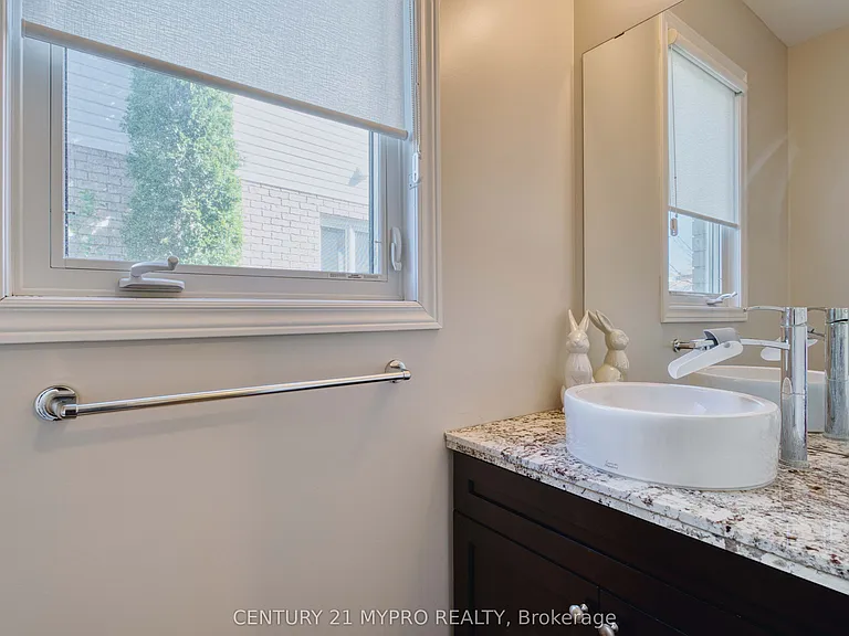 1130 Baird St — Photo 5