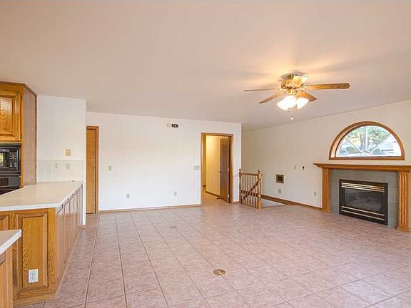5th image of 75 Forfar Dr