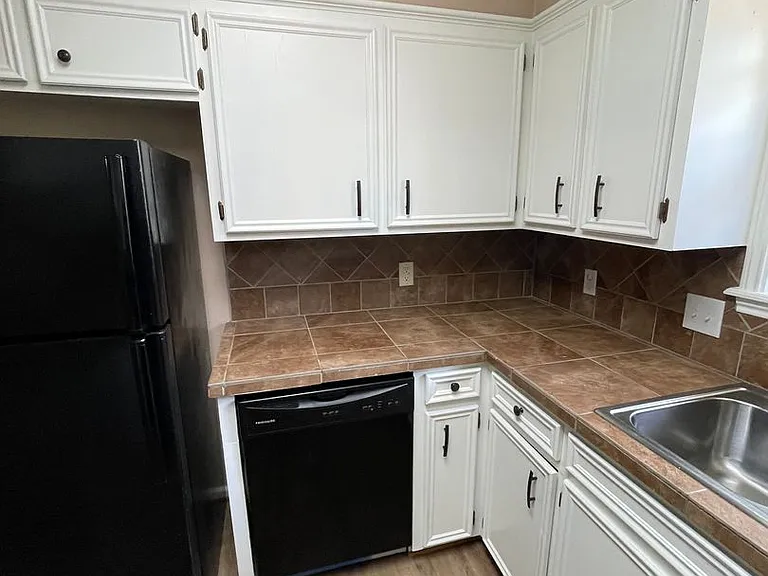 2805 Henry Ct — Photo 6