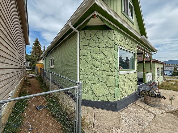 3rd image of 1005 Hornet St