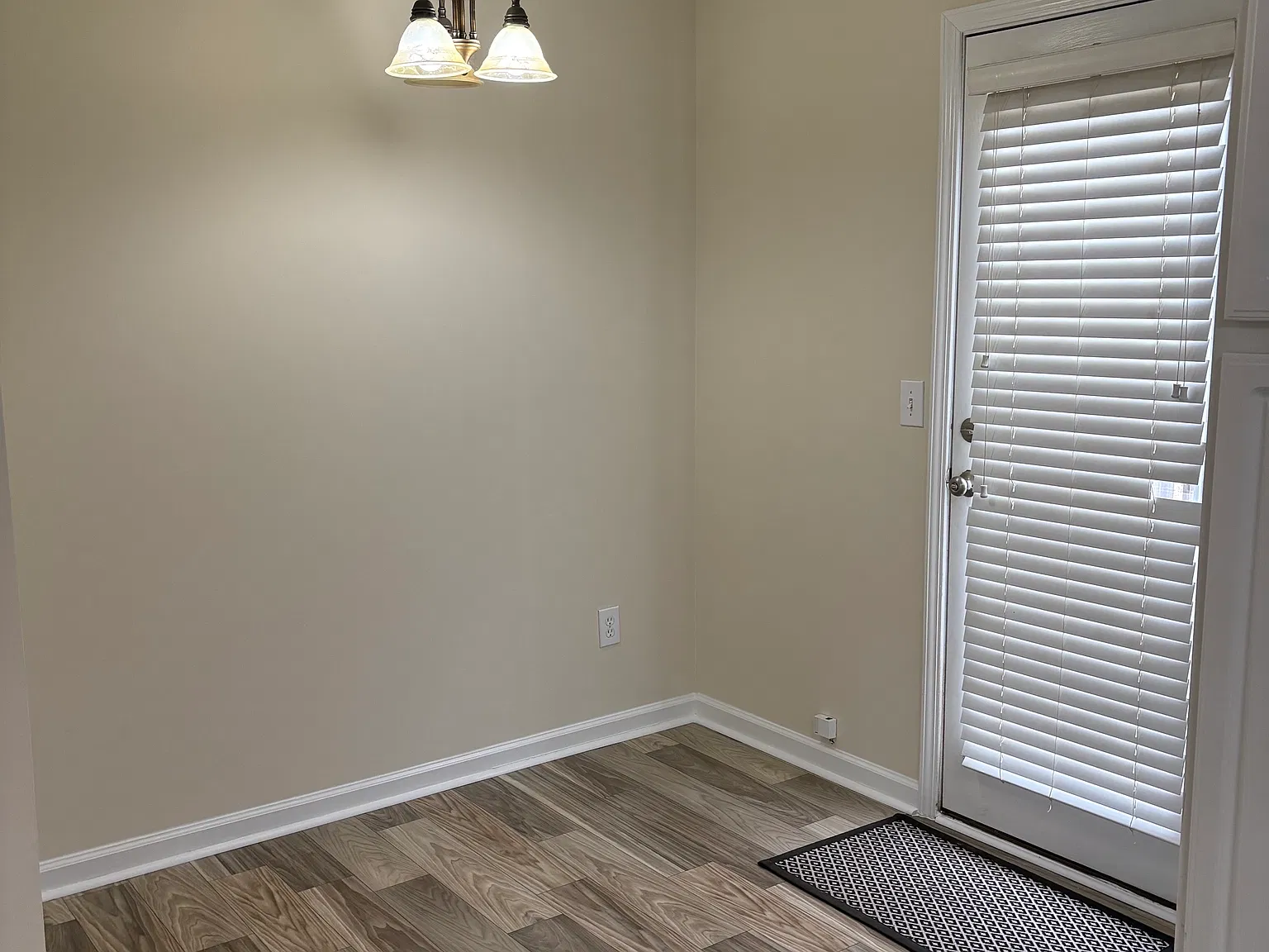 2 bed, 2.5 bath, 1300 sqft, $1,350 — Photo 4