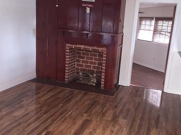 5th image of 401 S Dogwood St