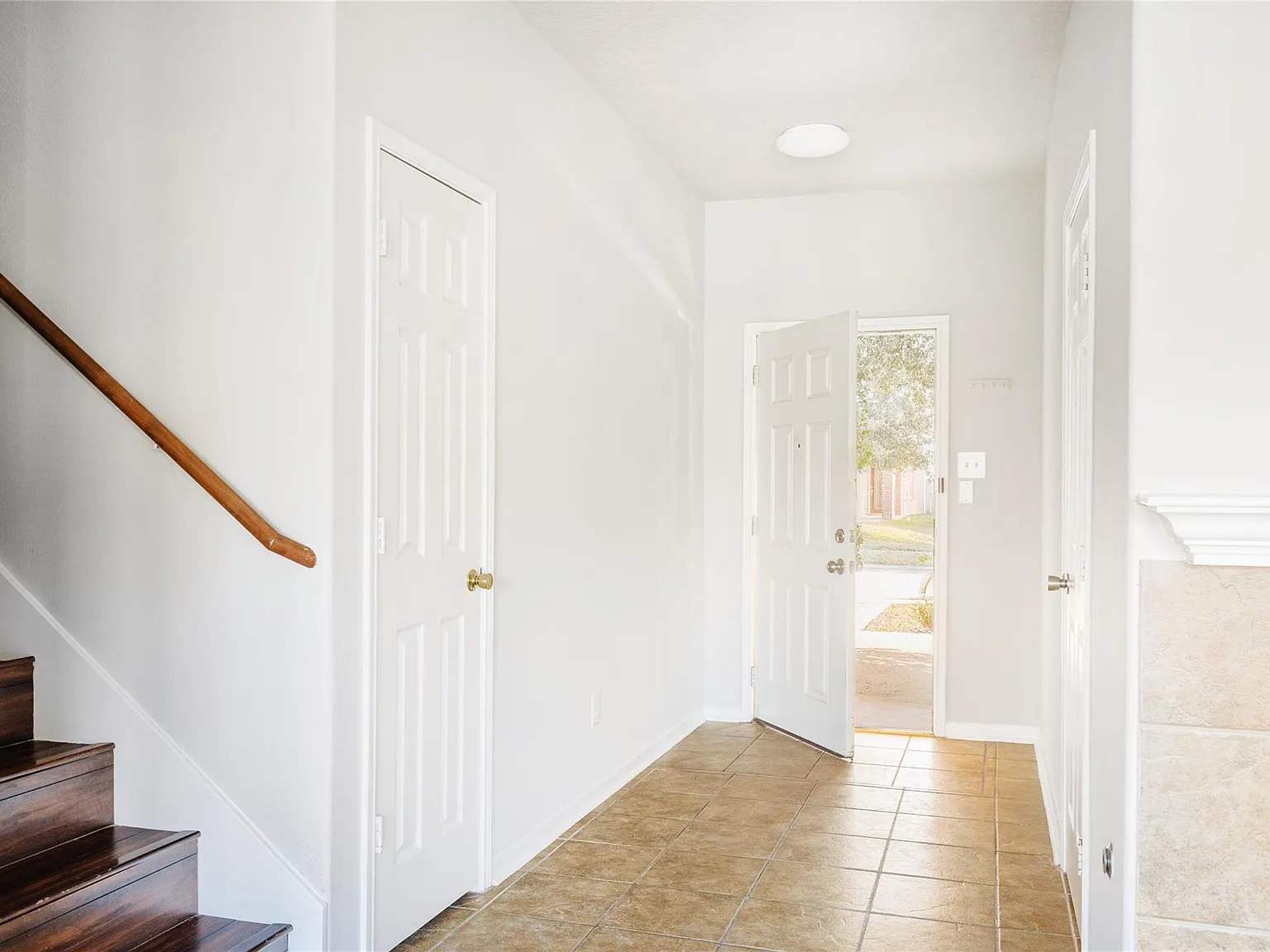 3 bed, 2.5 bath, 2031 sqft, $2,300 — Photo 3