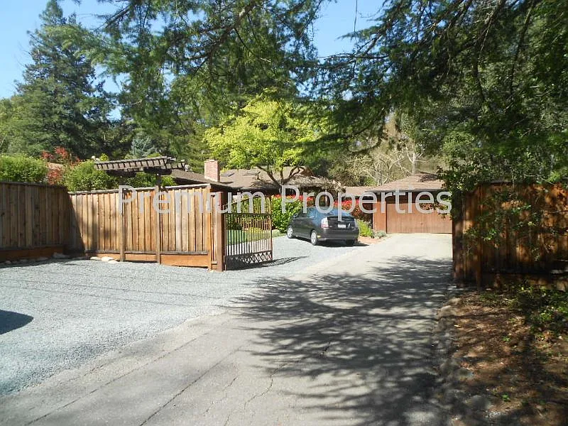 863 Acalanes Rd photo 1