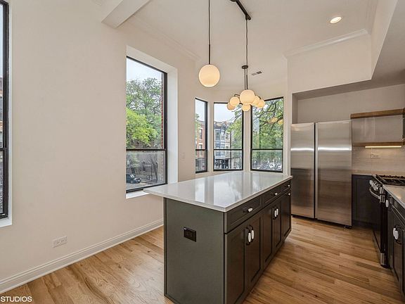 3rd image of 901 W Armitage Ave #2