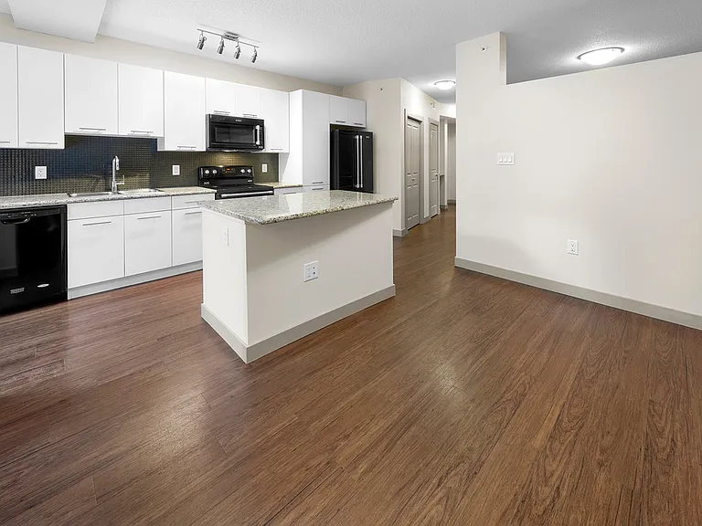 10823 Jasper Ave NW — Photo 21