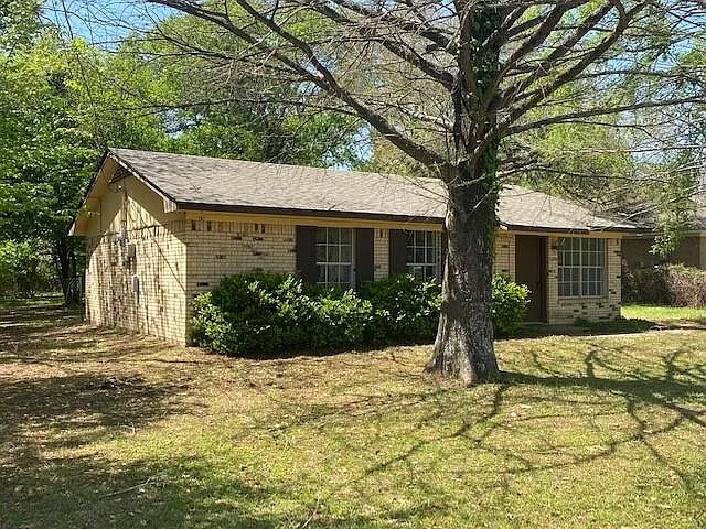 3 bed, 1.0 bath, 988 sqft, $1,195 — Photo 2