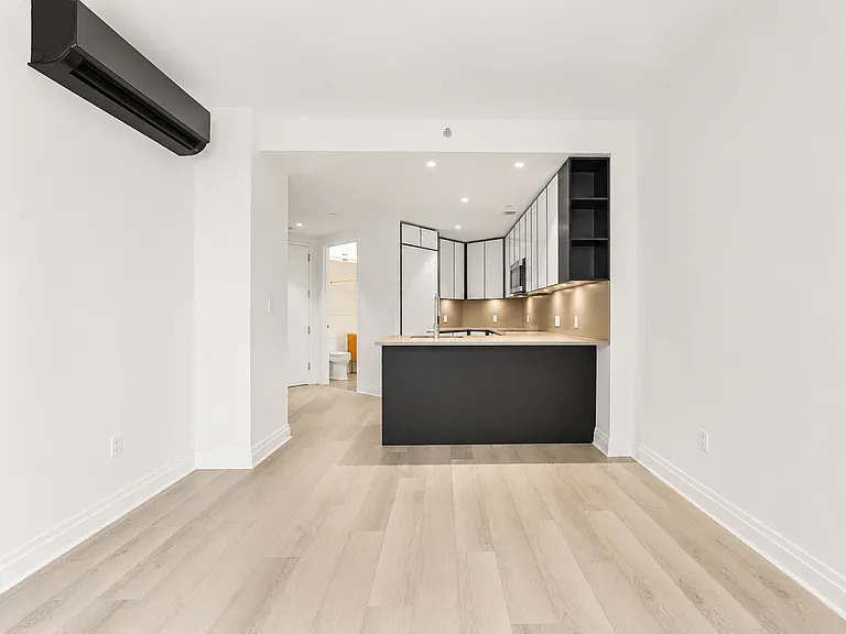 10-25 Jackson Ave #9B — Photo 2