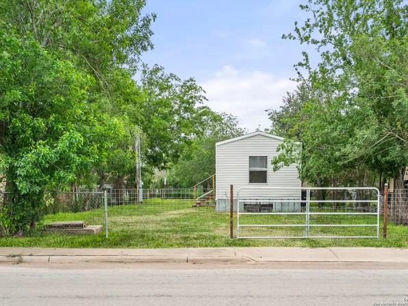 173 Avenue H, Poteet, TX 78065