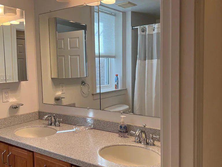 Level 2
Full Bathroom 1