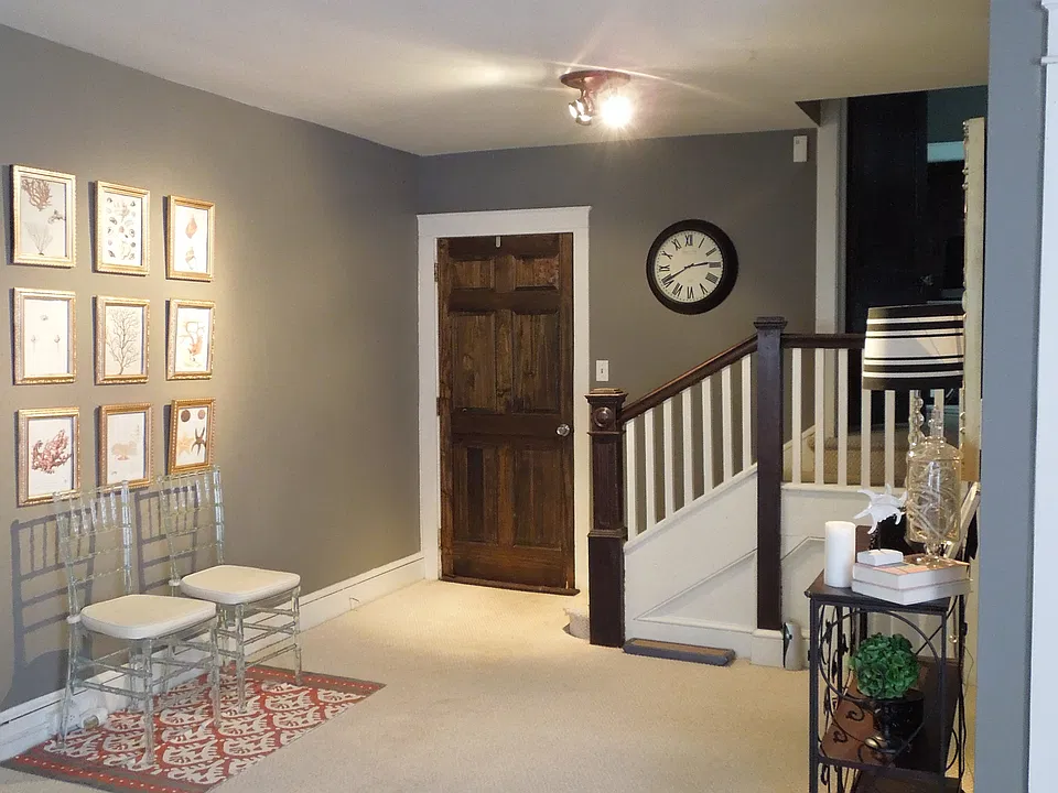 Entry area (as furnished by previous tenant)
