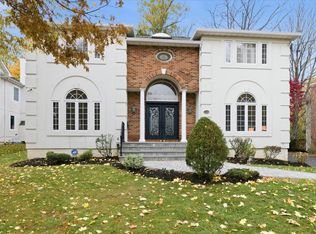 11 Drury Ln, Great Neck, NY 11023