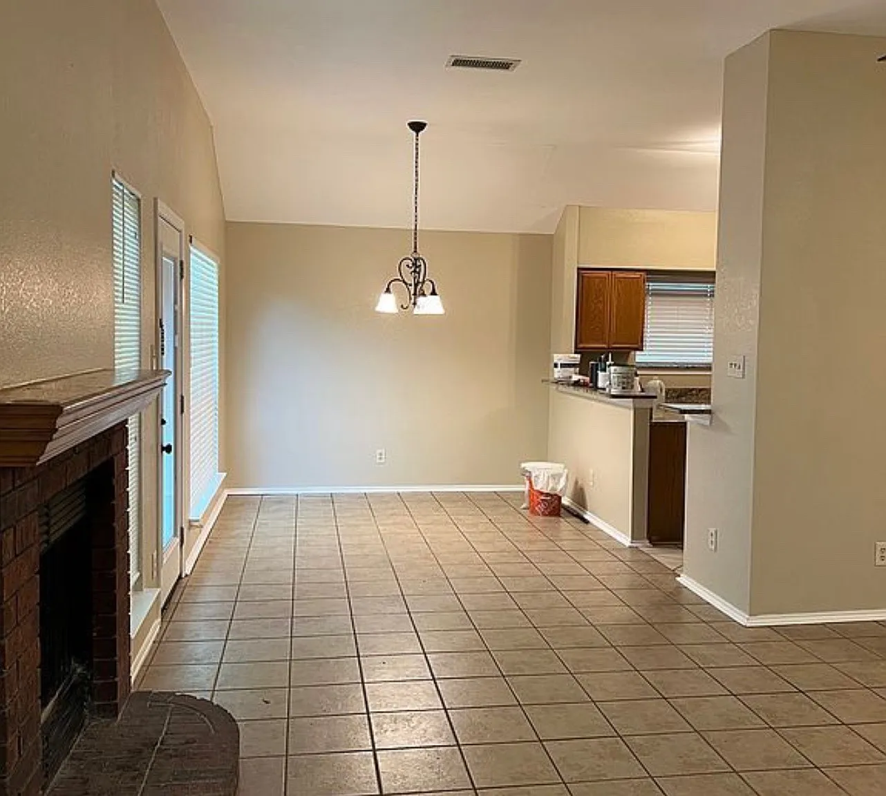 3 bed, 1304 sqft, $2,075 — Photo 4