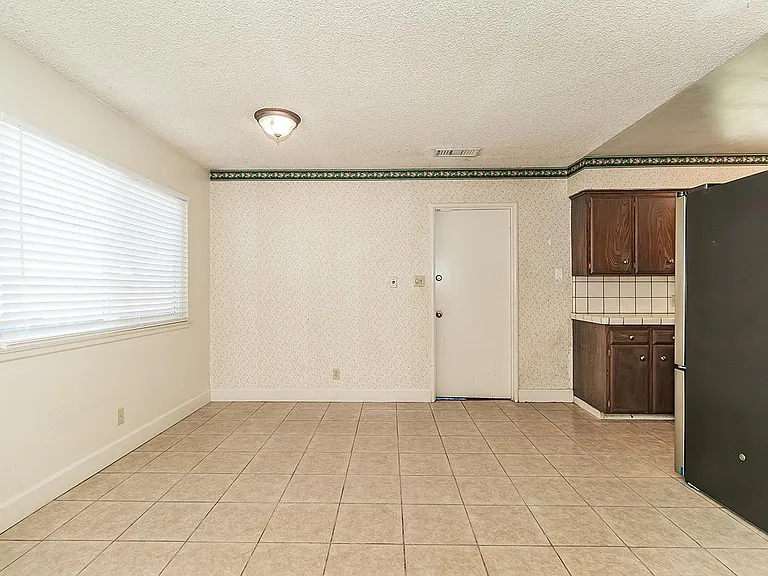 4411 N Winery Ave — Photo 11