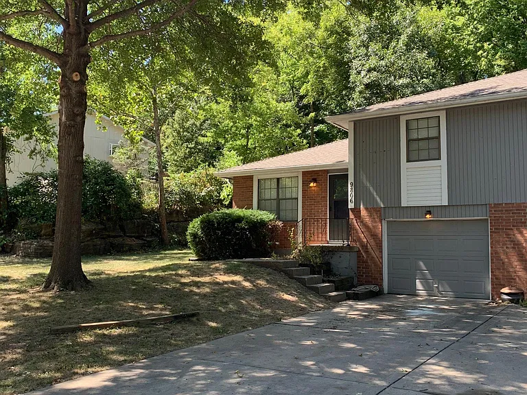9806 Red Oak Ln — Photo 1