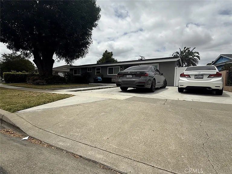 2447 Clarke Ave — Photo 2