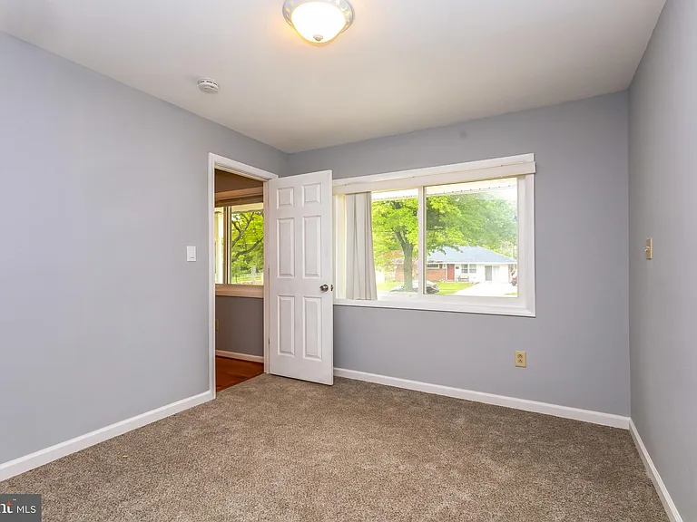 13905 Parkland Dr — Photo 26