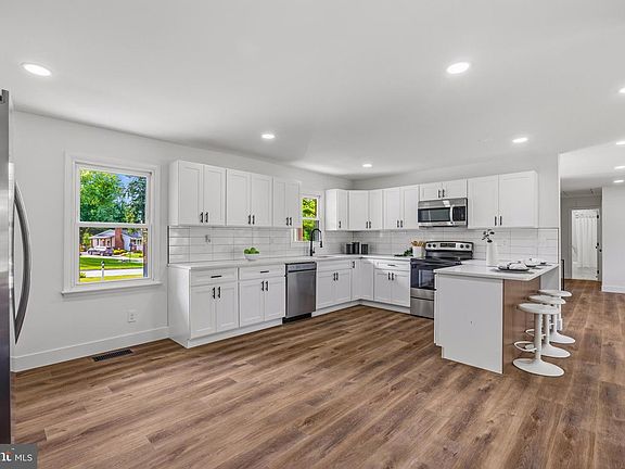 3rd image of 4903 Oriole Ct
