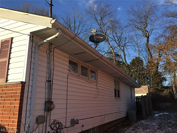5th image of 2479 Benton Ave